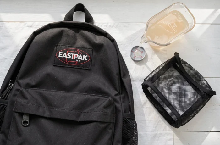 Sac Eastpak noir et produits de lavage prêts pour un entretien en machine à laver